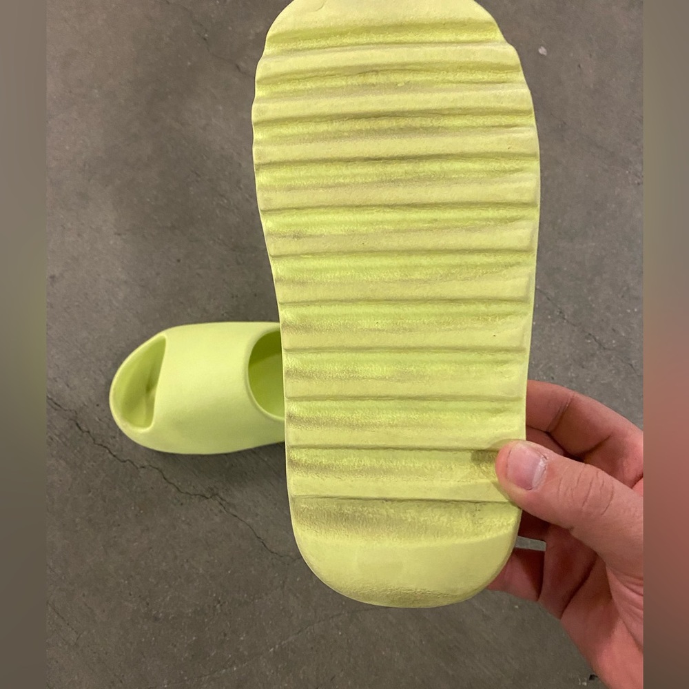 Yeezy Slides Highlight Yellow - Picture 2 of 6